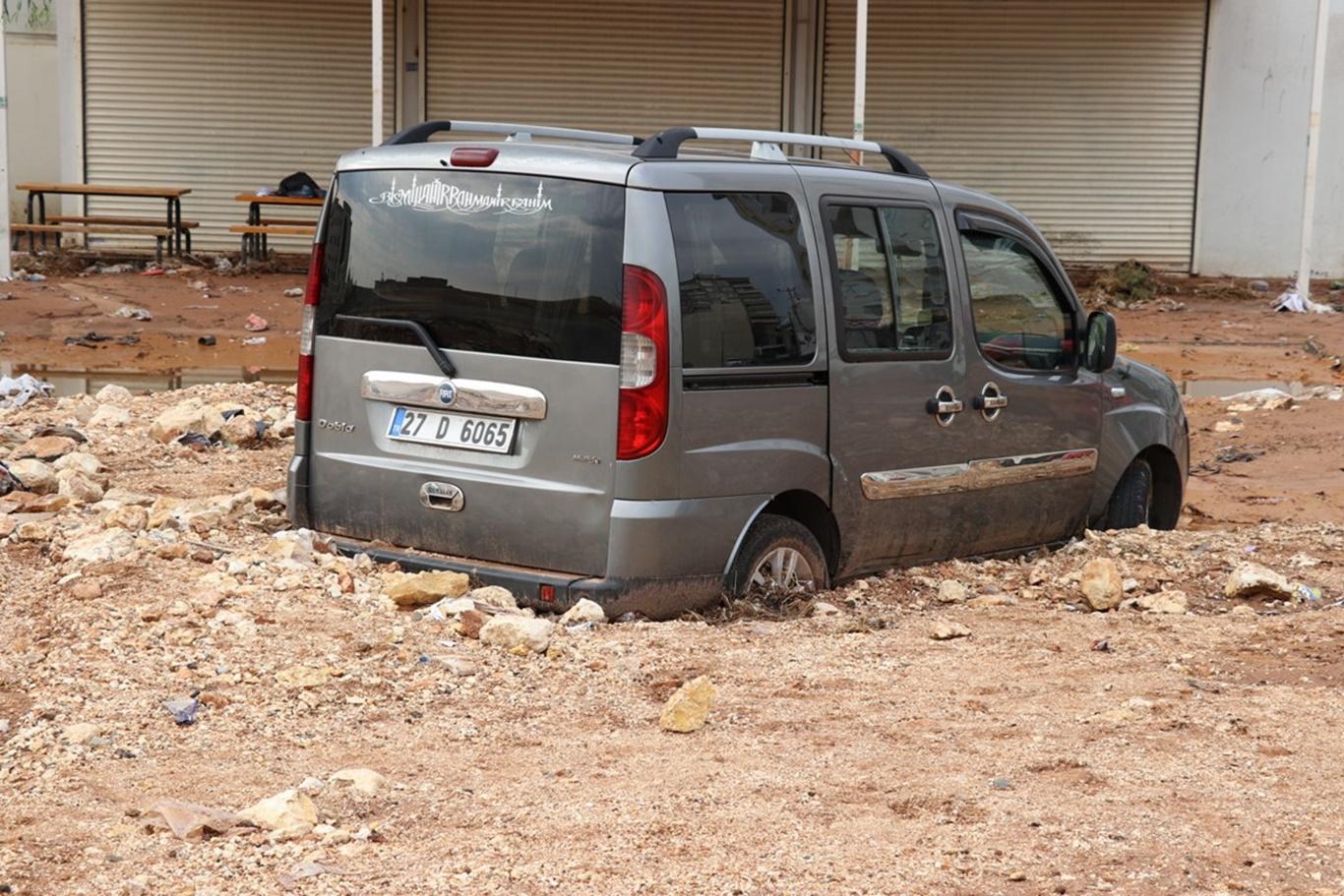 Gaziantep'te etkili olan yağışın sele dönüşmesi sonucu ev ve işyerleri çamur deryasına döndü